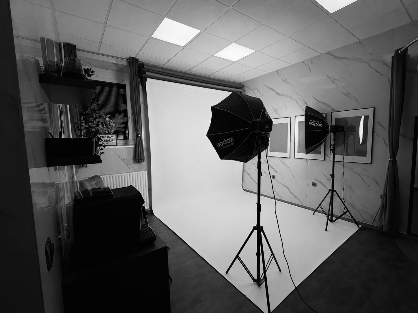 Fotografski studio MK Vision v Veliki Pirešici – bela ozadja in studijska osvetlitev