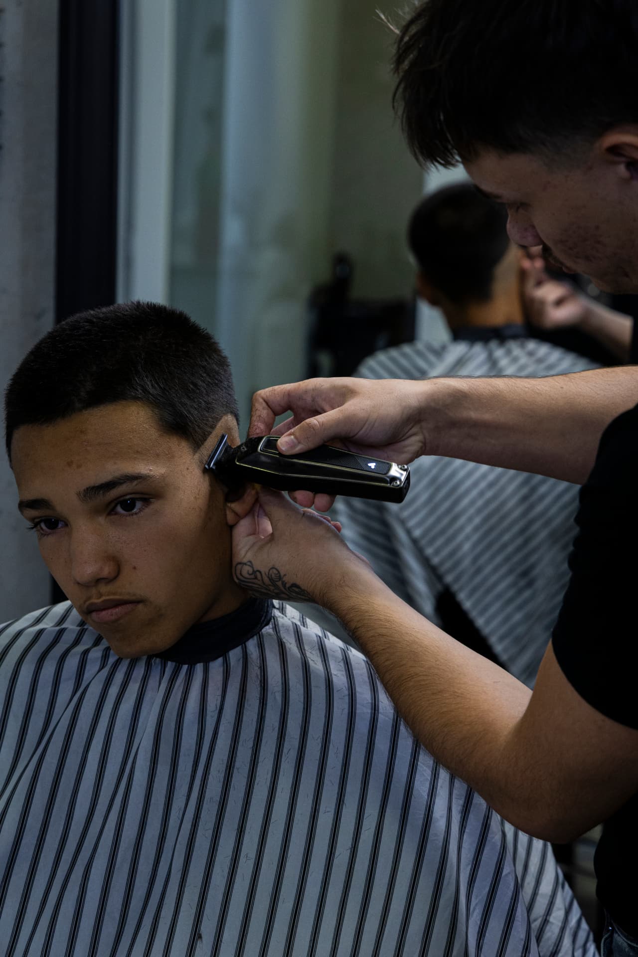 Frizerski salon – strižnja med delom