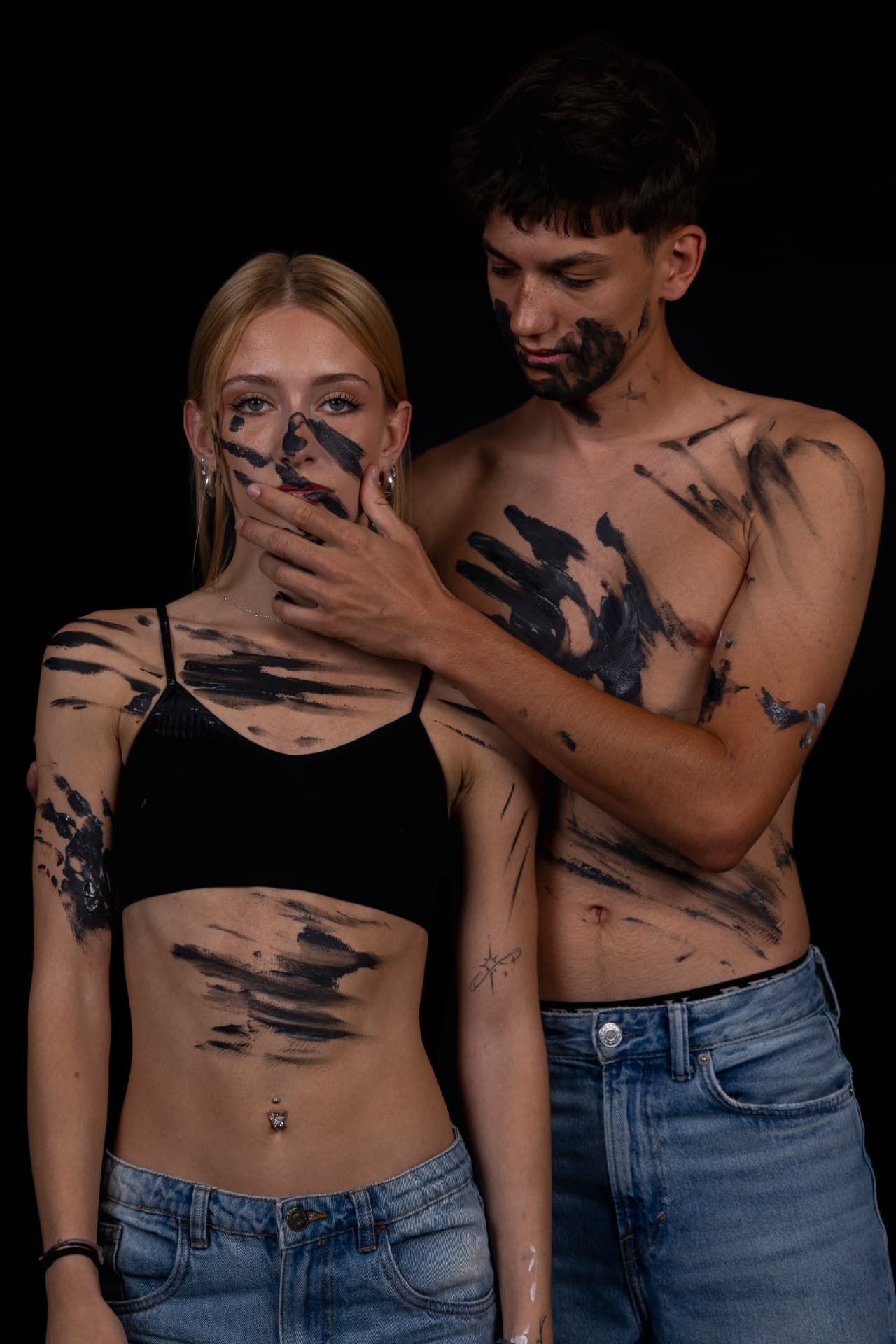 Kreativni studijski portret dvojice s črno barvo