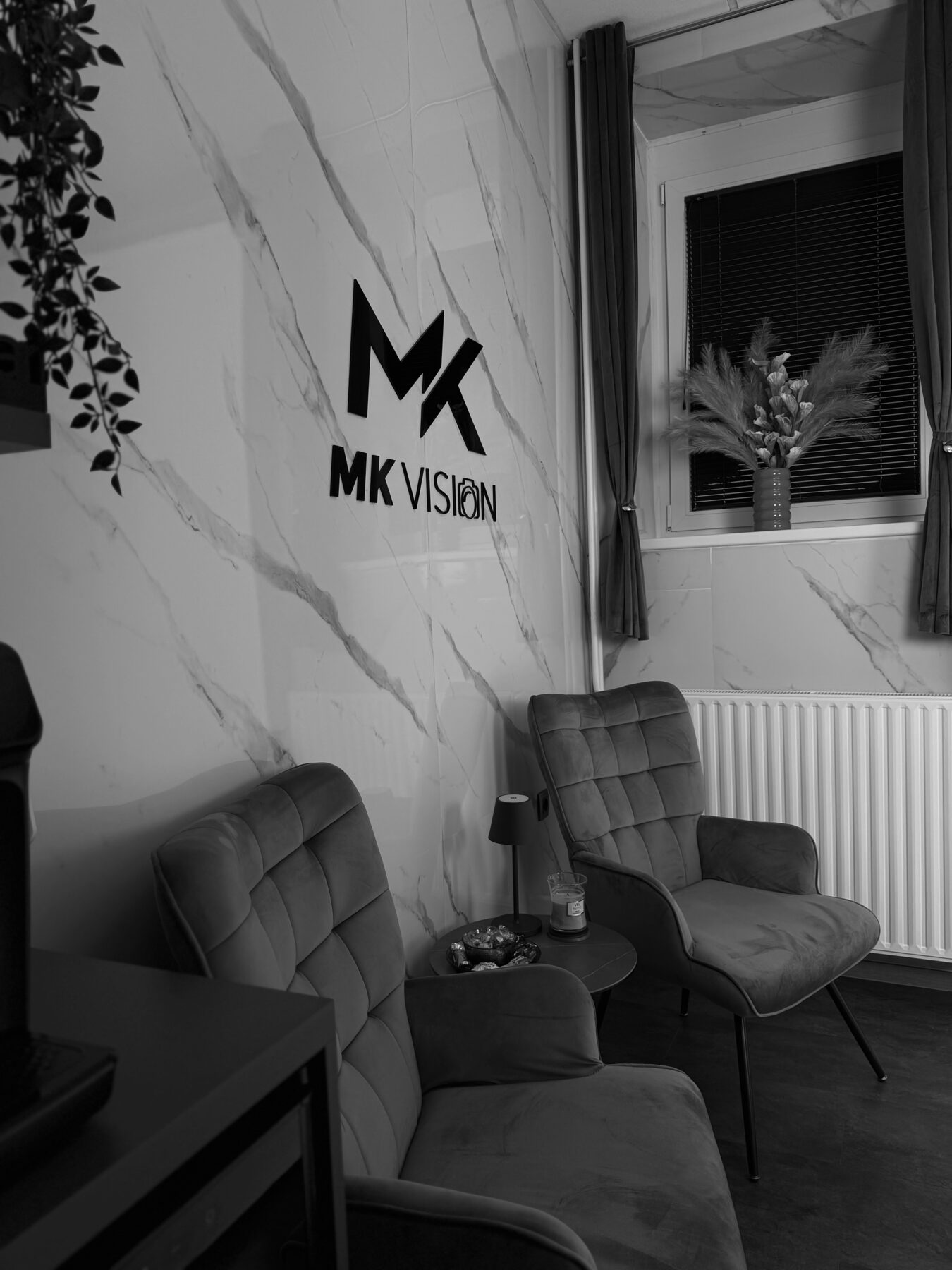 Sprejemni del studia MK Vision z logotipom na steni