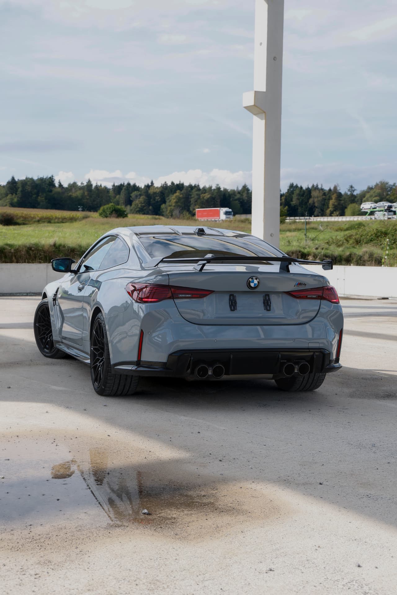 Avtomobilska fotografija – BMW M4 v sivi barvi